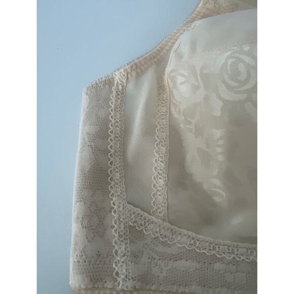 New Beige Wireless Bra Padded shoulders and adjustable straps, support. Size 44B - Picture 11 of 13